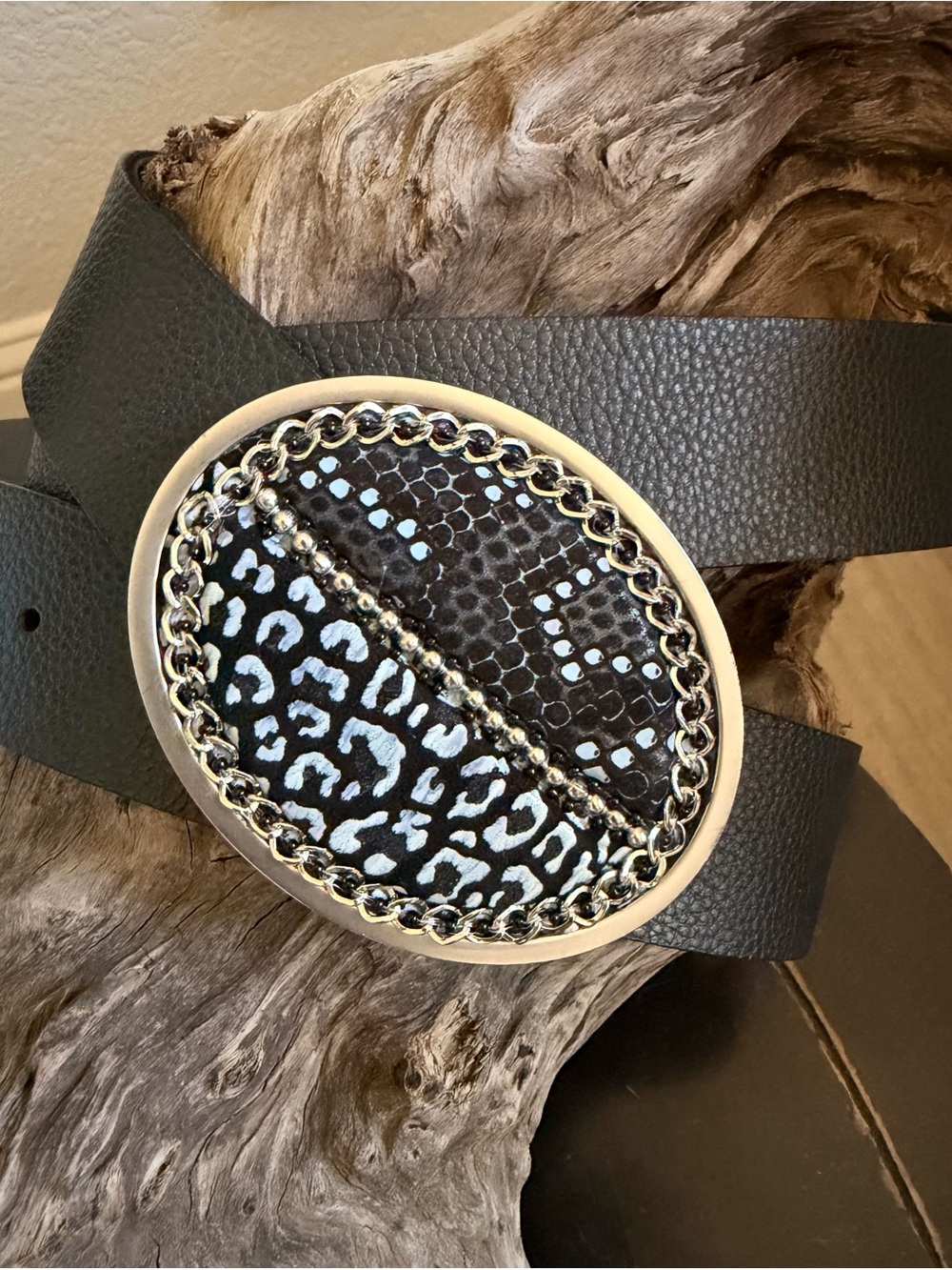 New Chico’s Black Textured Oval Animal-Print Buckle leather belt sz L